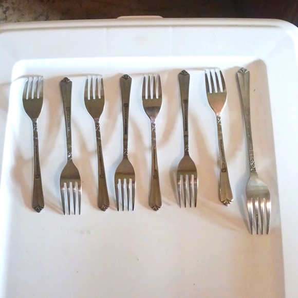 48 pieces of Vintage Oneida Orleans pattern silverware - Picture 8 of 16